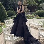 Een model draagt een zwarte jurk in Vogue november 2024