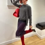 Vogue-editor Julia Hobbs test de tepel-bh van Skims