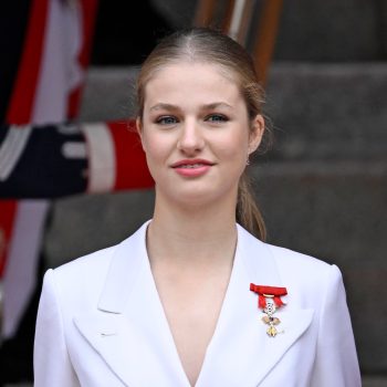 spaanse-kroonprinses-leonor-droeg-dit-witte-statementpak-op-haar-18e-verjaardag-273909