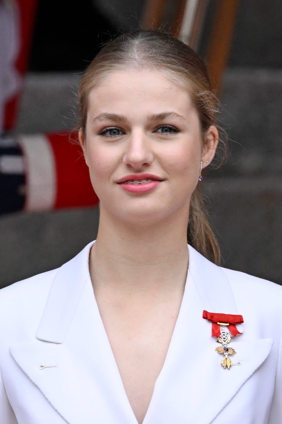 spaanse-kroonprinses-leonor-droeg-dit-witte-statementpak-op-haar-18e-verjaardag-273909