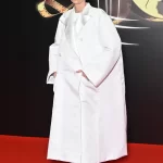 Tilda Swinton draagt enorme jas van Haider Ackermann