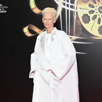 alleen-tilda-swinton-kan-deze-enorme-jas-aantrekken-en-ermee-wegkomen-276378