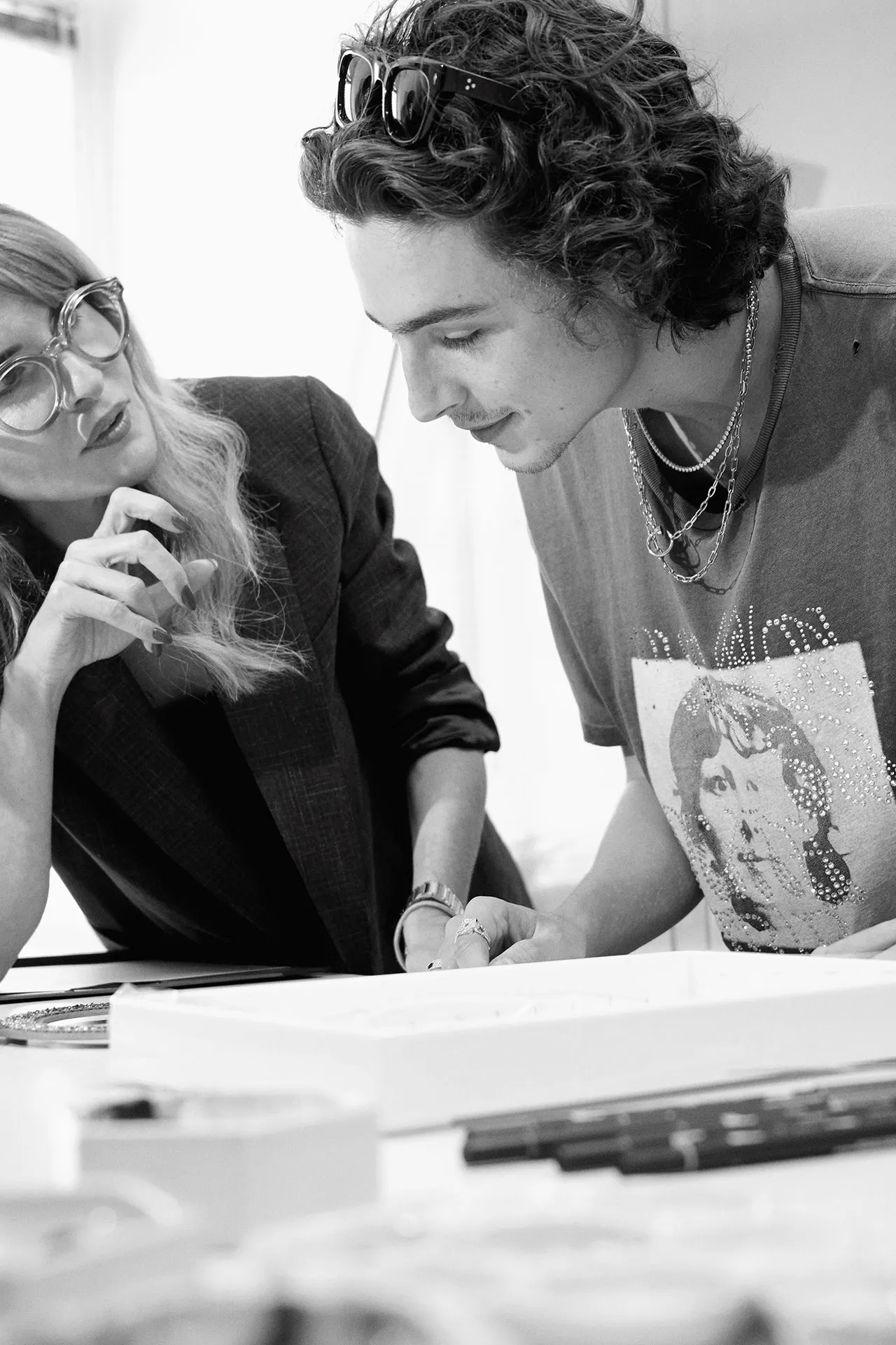 Chalamet bracht twee bezoeken aan het atelier, waar hij kennis kon maken met alle vakmensen die aan de ketting werkten. Werken aan een op maat gemaakt sieraad van deze aard is "een kwestie van het hart", zegt Cérède. "Het gaat om intuïtie en emotie, en als al deze mensen samenwerken, creëer je iets heel magisch en bijzonders."