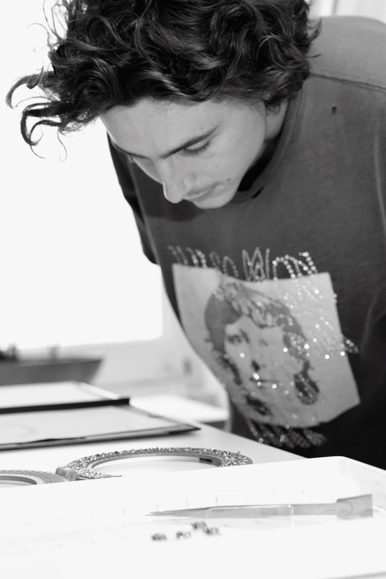 Chalamet wordt net zo vaak gespot in band T-shirts en shorts als in Tom Ford-kleding en zegt dat hij fan is van een "dunne ketting" als hij niet op de rode loper staat.