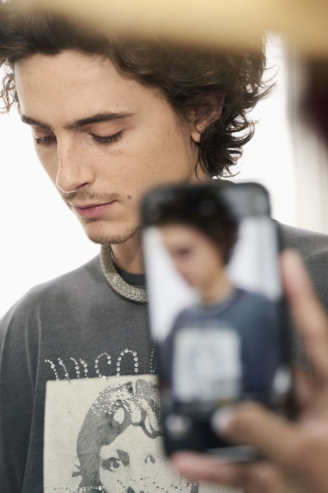 "Het is als een ononderbroken visueel landschap - er komt nooit een einde aan", zegt Cérède over de soepele, bijna "reptielachtige" Cartier-ketting. "Het is een vervoerende creatie, het is magisch en kleurrijk maar er is een vleugje nostalgie."