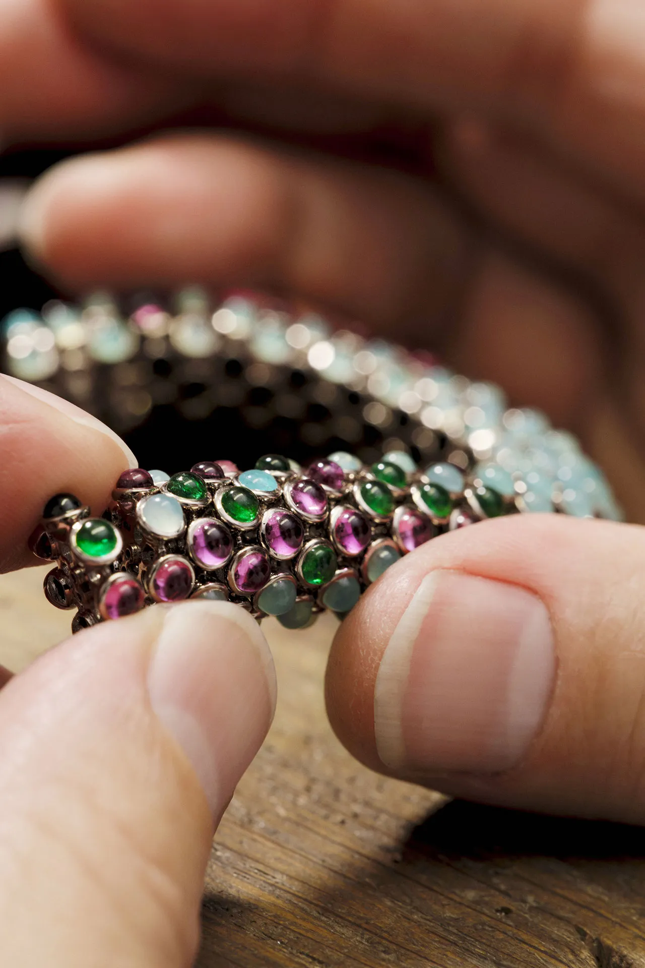 De kleurrijke stenen werden met de hand geplaatst op een stapsgewijze, ongeplande manier, een proces dat Cérède vergeleek met schilderen, of "een meditatie".