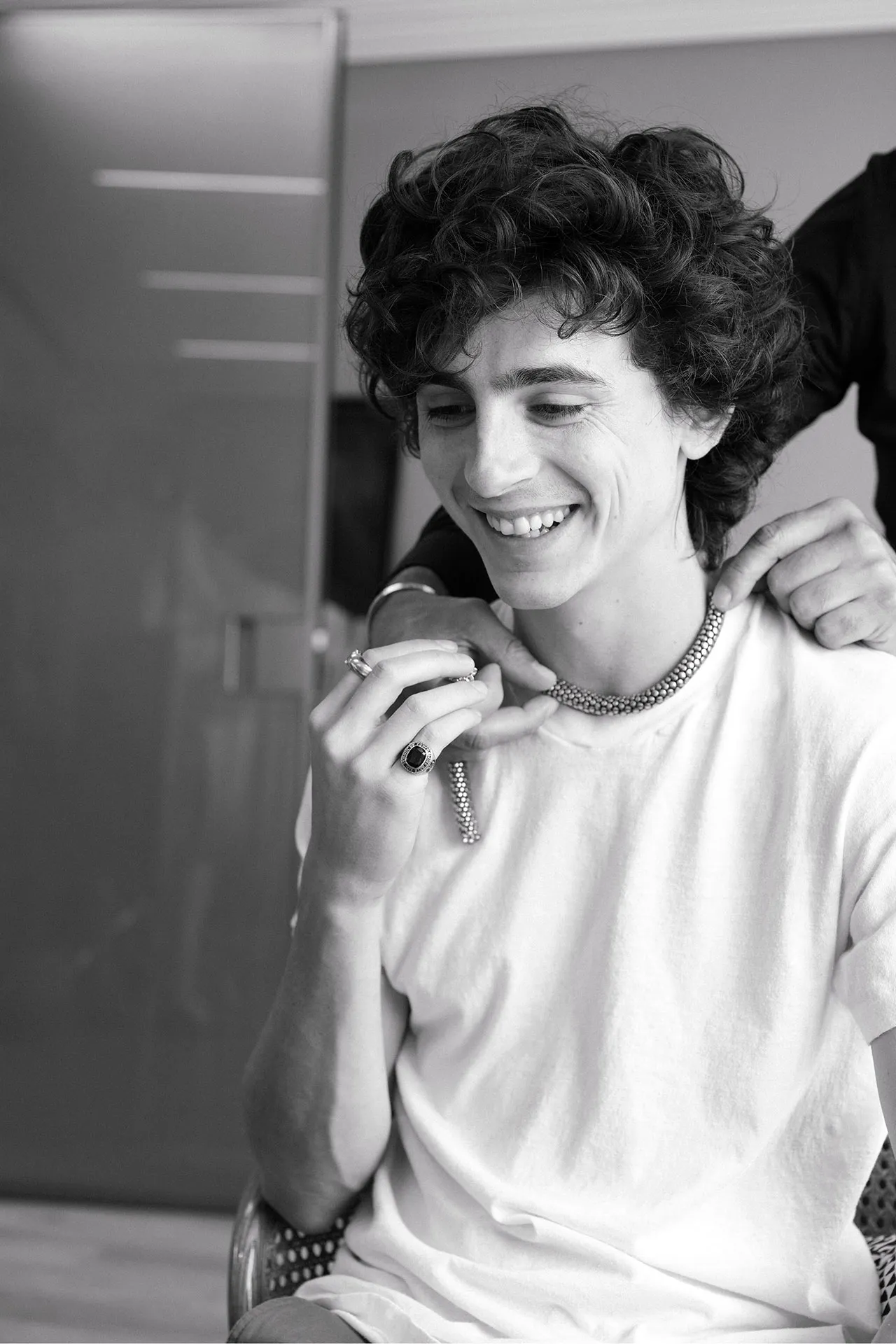 De ketting, die 964 cabochongeslepen edelstenen bevat, werd speciaal voor Chalamet gemaakt. "We wilden iets heel vloeiends, heel makkelijks," vertelt Cérède aan Vogue. "Als een tweede huid."