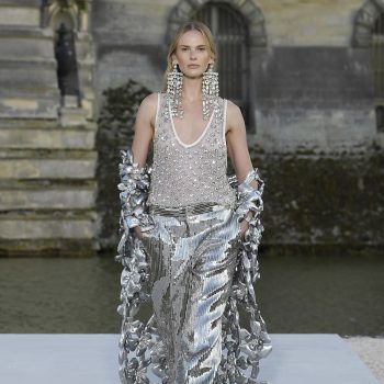 zilver-is-de-trendkleur-van-het-moment-deze-items-geven-een-silver-lining-aan-je-feestlook-276980