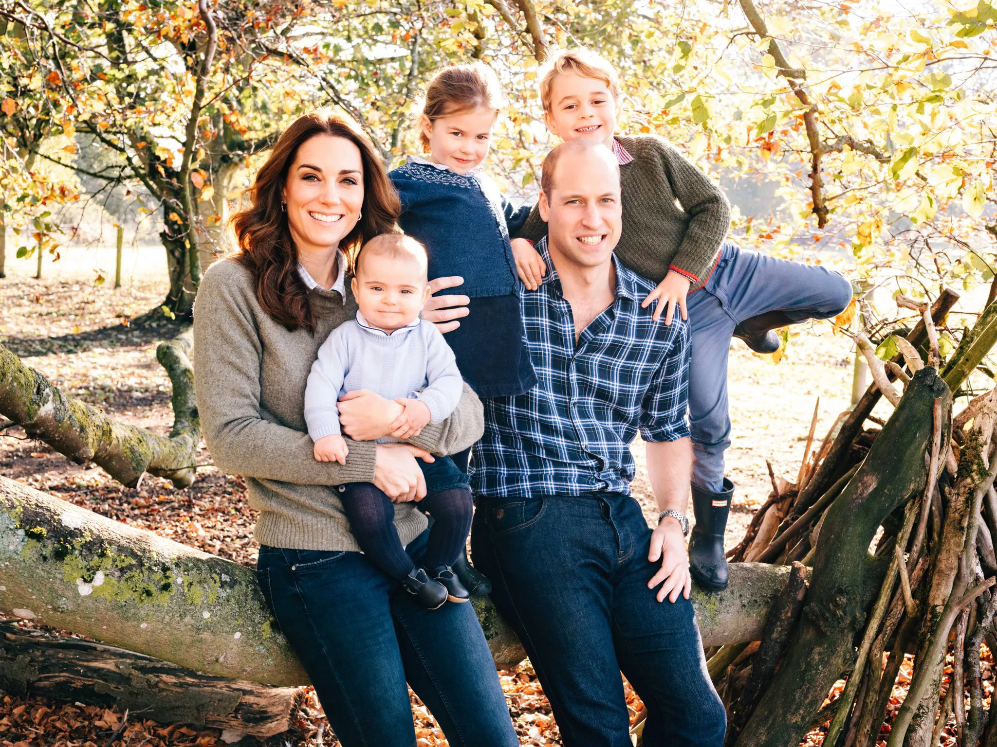 Baby prins Louis verscheen op de kerstkaartfoto 2018 van de Cambridges, genomen in Anmer Hall.