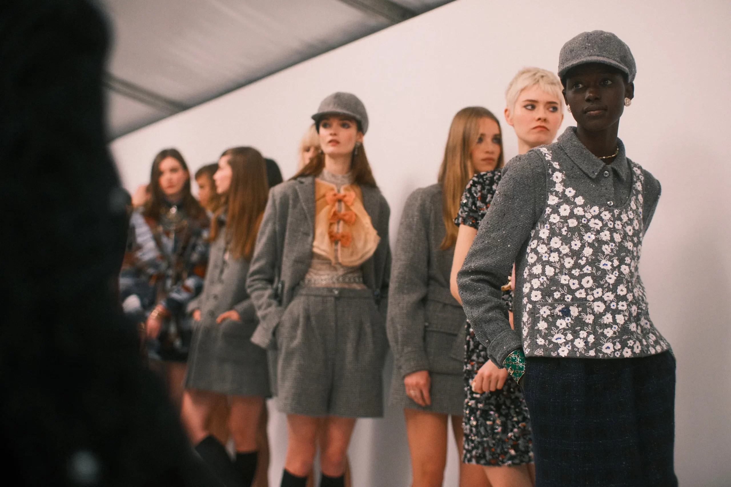 Modellen in chanelkleding