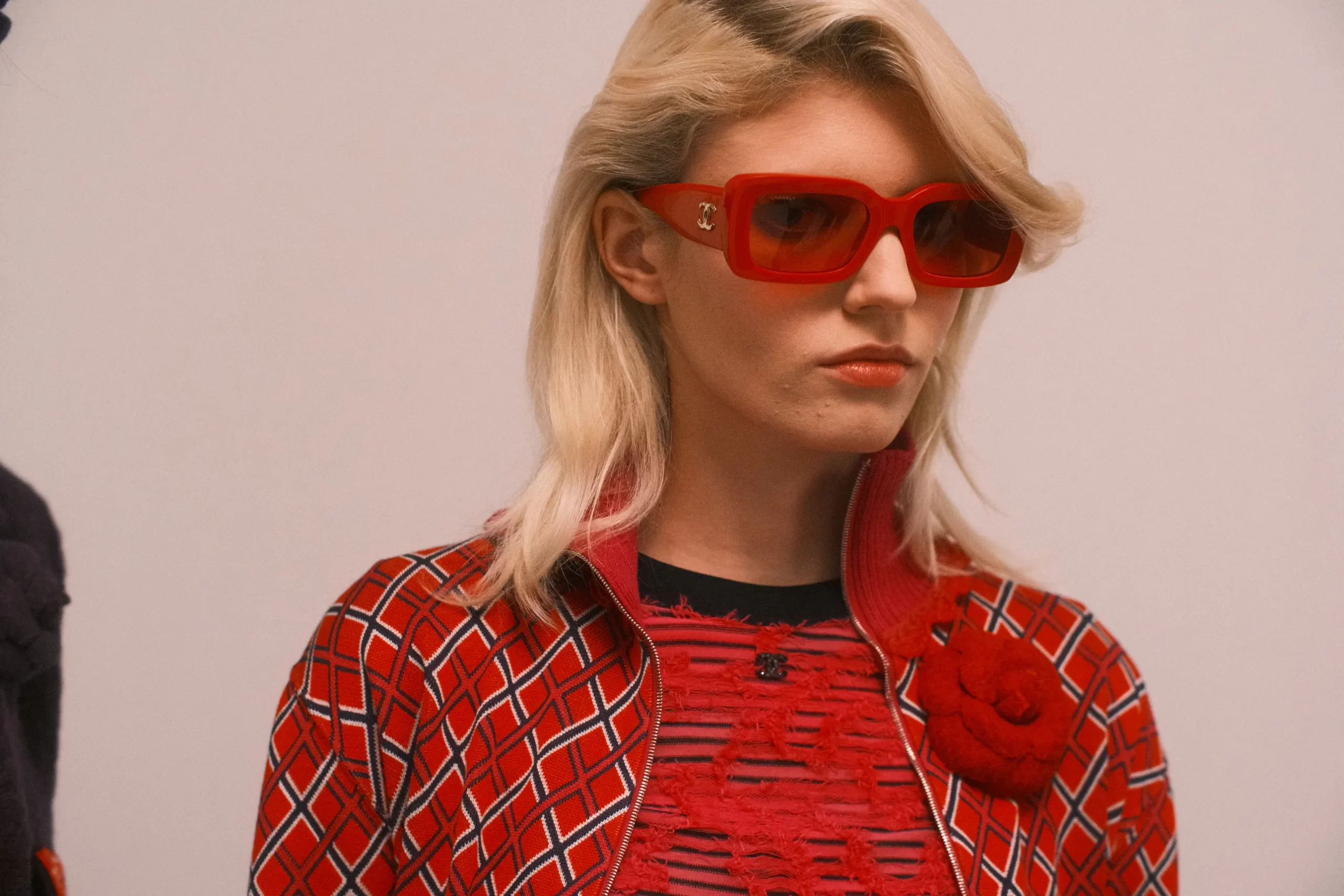 Model Achter de schermen bij Chanel’s Métiers d’Art 2024 Show.