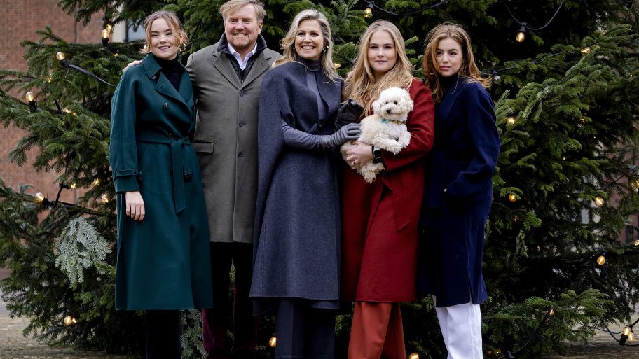 koninklijke-familie-straalt-tijdens-winterfotosessie-in-gekleurde-manteljassen-279922