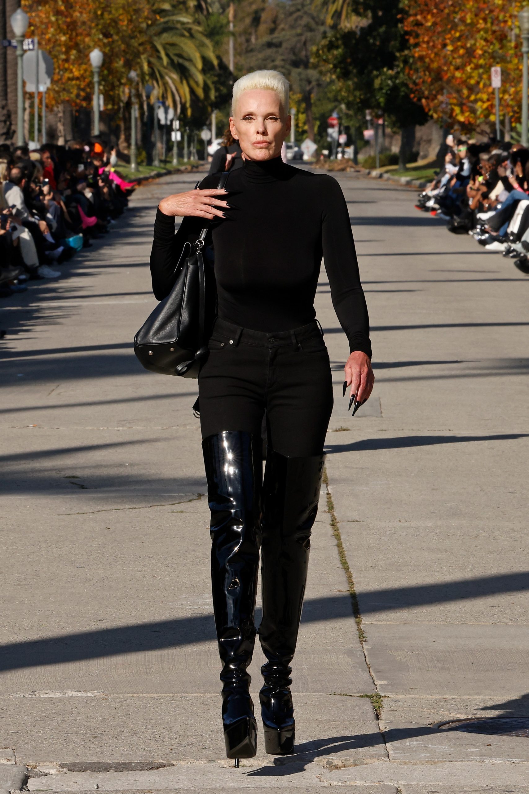 Brigitte Nielsen op de catwalk bij de Balenciaga-show
