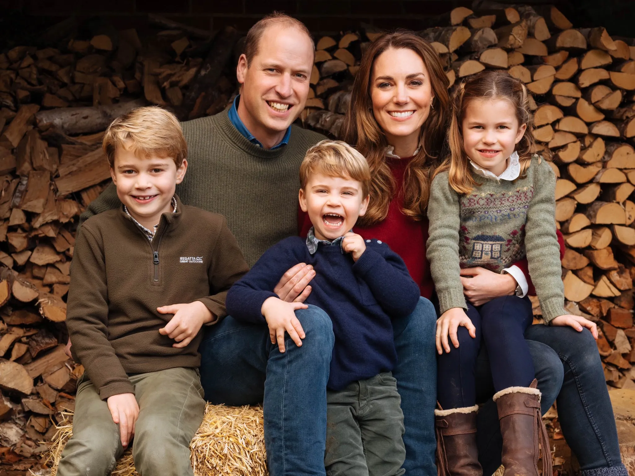 De Cambridge-familie in 2020, casual op het platteland in hun huis in Norfolk, Anmer Hall.