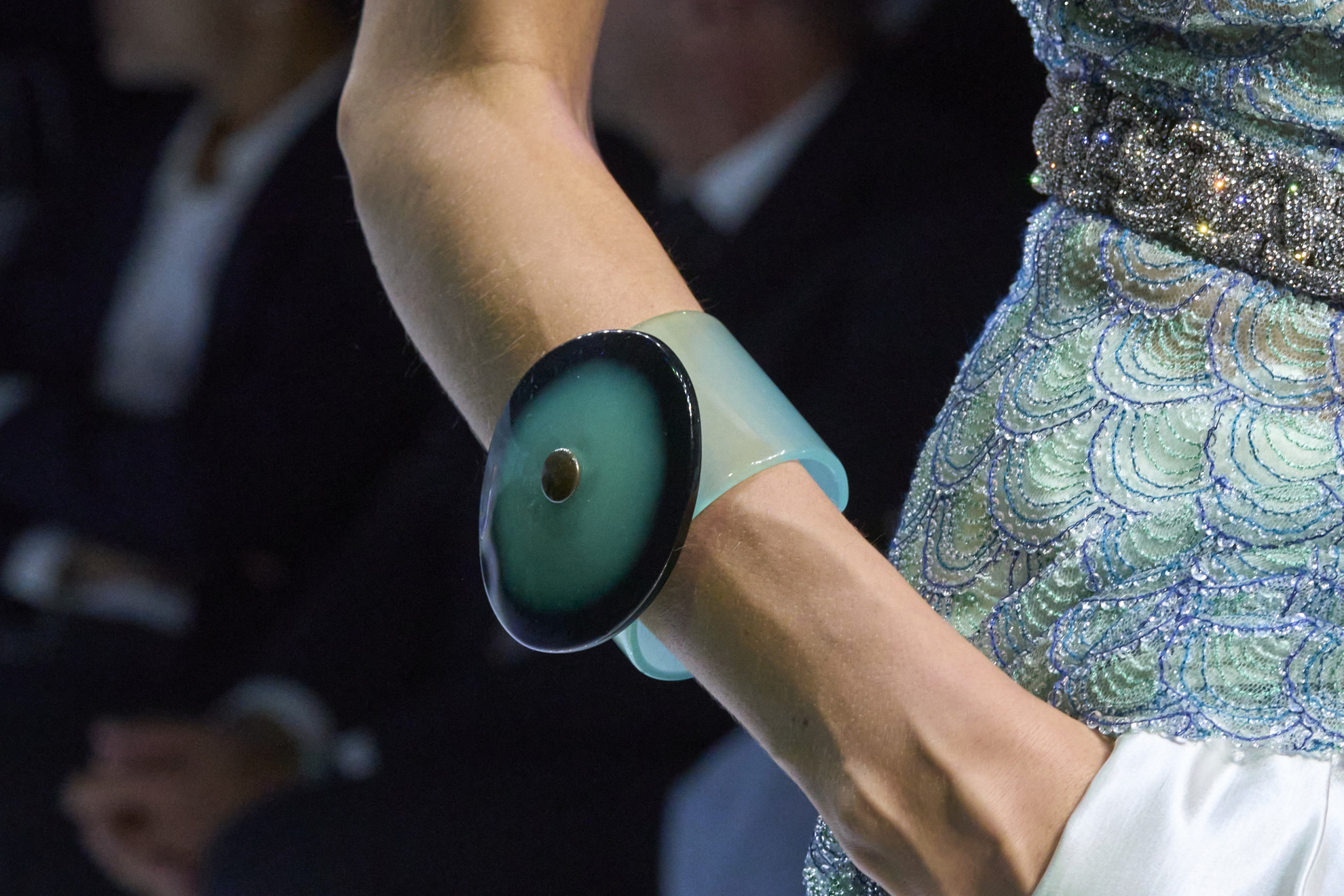 De cuff trend op de catwalk bij Giorgio Armani