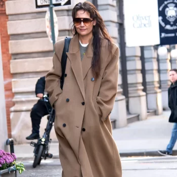 katie-holmes-draagt-deze-populaire-chique-winterjas-en-hij-is-nog-te-koop-278373