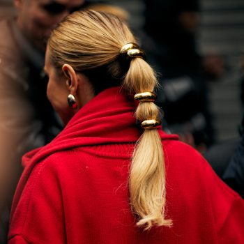 haarsieraden-die-je-look-een-gouden-of-zilveren-randje-geven-deze-feestdagen-370444