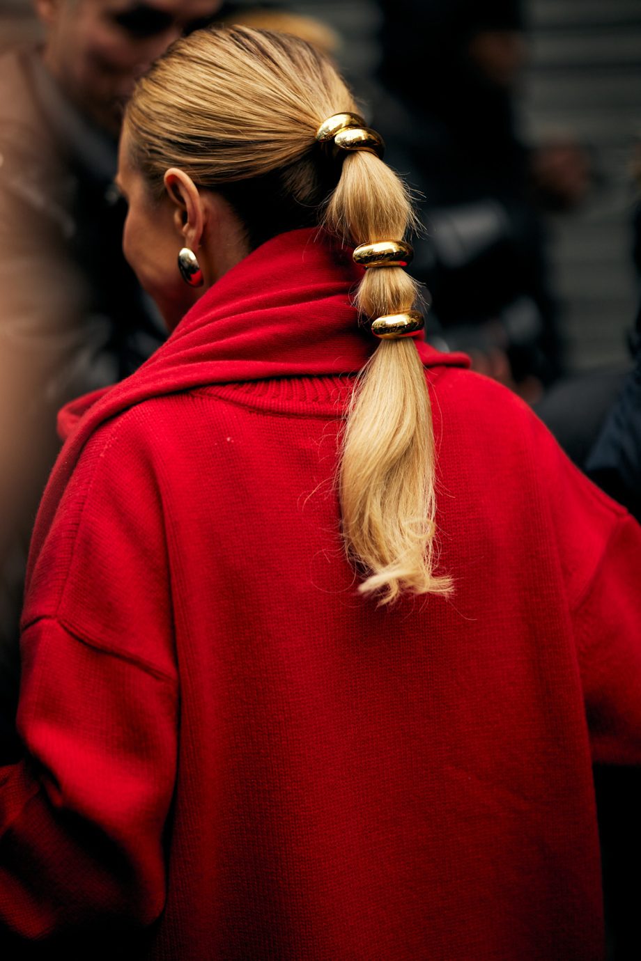 haarsieraden-die-je-look-een-gouden-of-zilveren-randje-geven-deze-feestdagen-370444