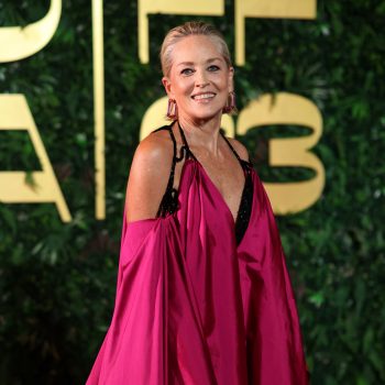 sharon-stone-maakt-zeldzame-verschijning-op-de-rode-loper-in-jurk-met-zichtbare-bh-277355