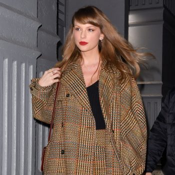 taylor-swift-breekt-met-haar-everywoman-stijl-door-een-paar-glazen-sleehakken-te-dragen-277861