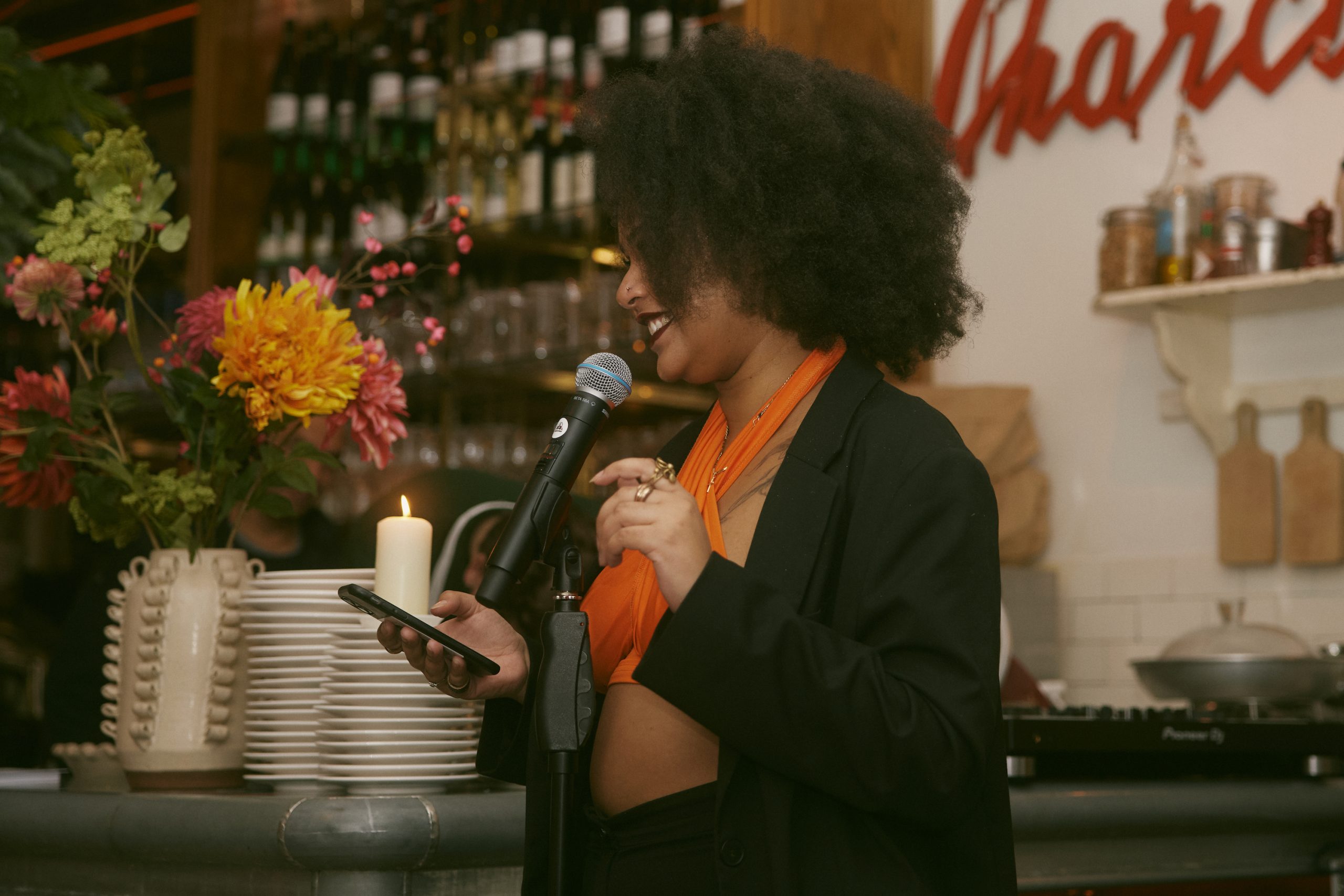 Spoken word-artiest Zaïre Krieger tijdens het Vogue Café-event