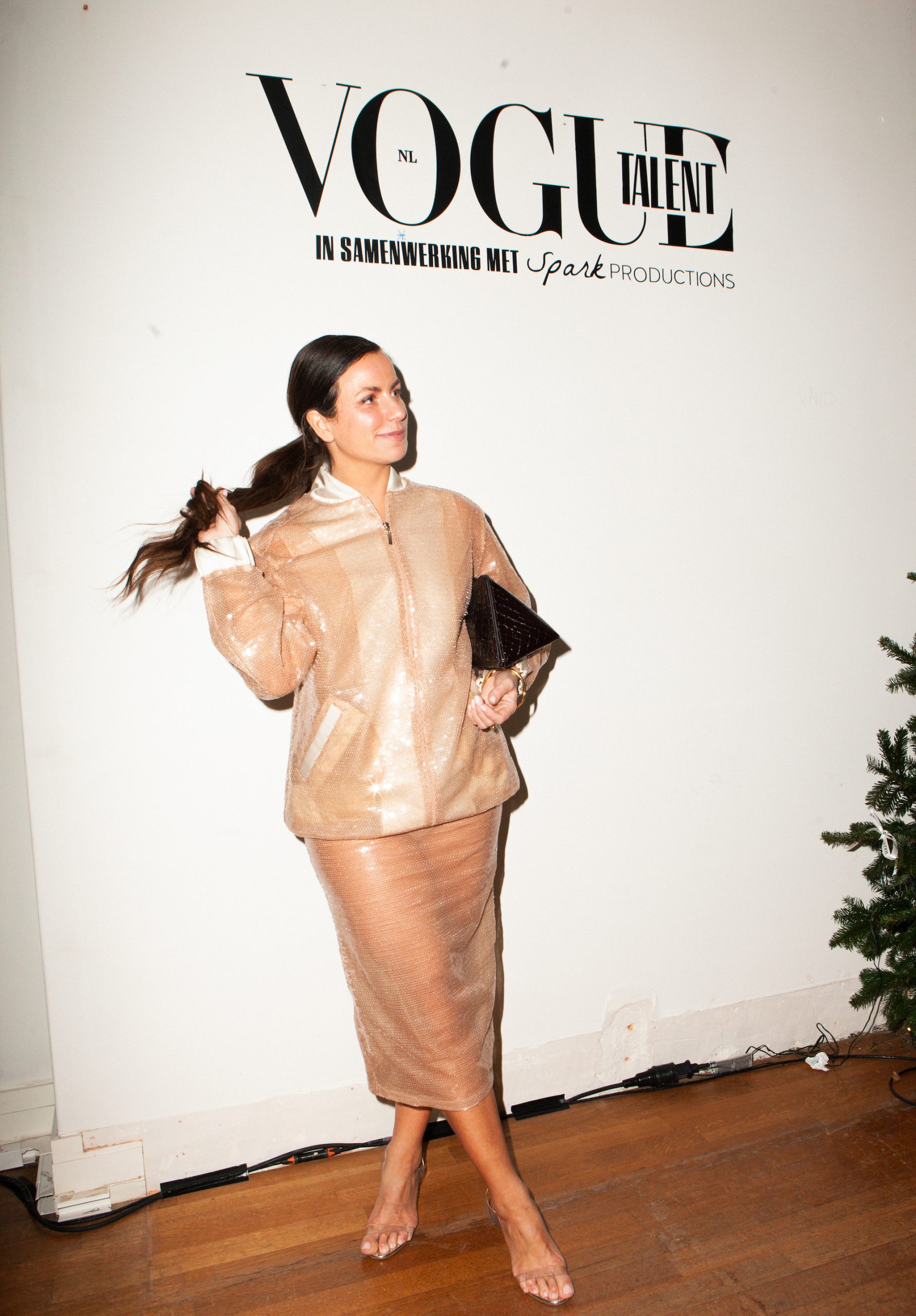 Yeliz bij de expo van Vogue x Spark Productions