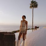 Model staat aan de kust bij Lanzarote