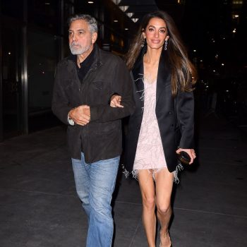 amal-clooney-voegt-oversized-blazer-toe-aan-haar-partygarderobe-279032