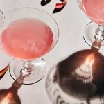 roze alcohol in martini glas