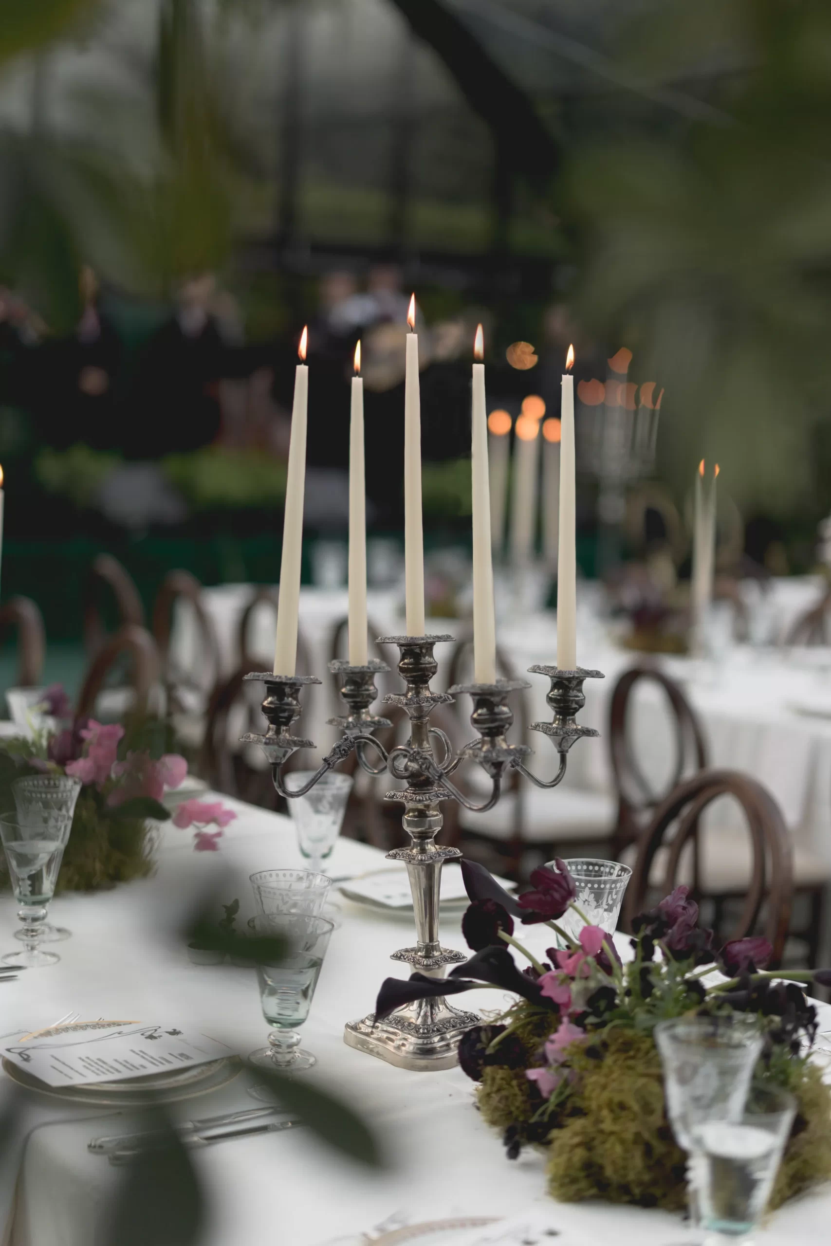 Kandelaar op de tafel bij het diner