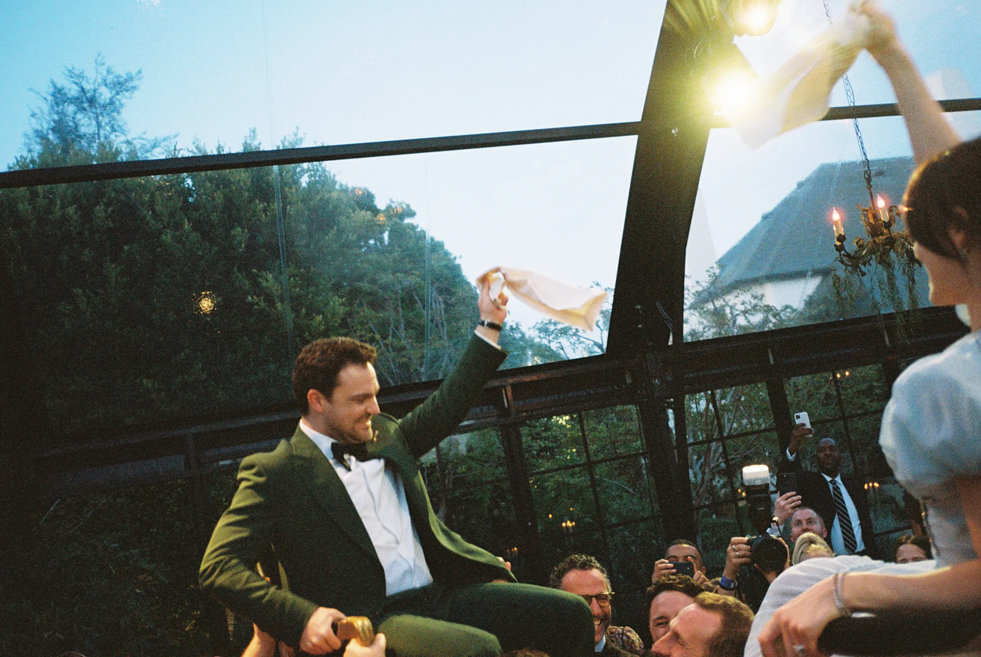 Meredith en Jamie die de Horah doen