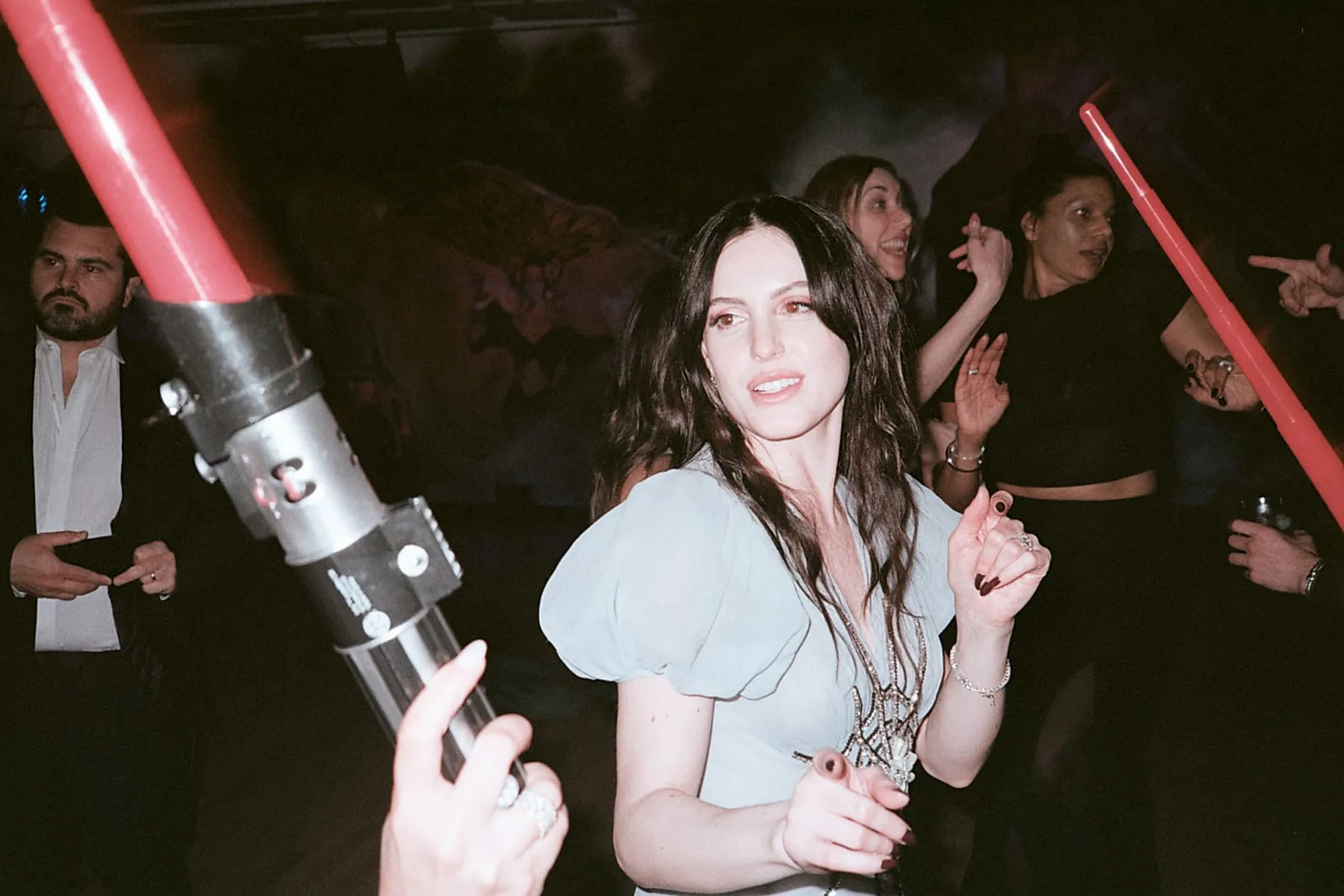 Meredith op het bruiloftsfeest met lichtzwaarden