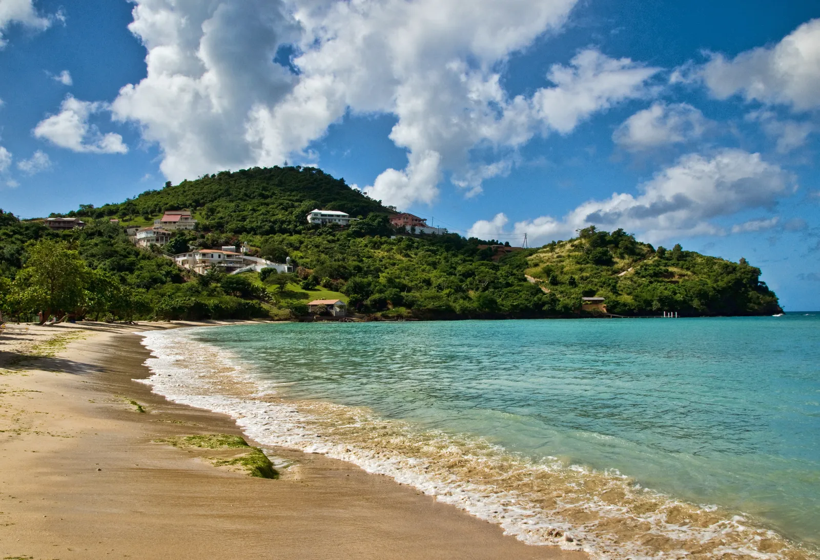 Golven en zand op Mourne Rouge Beach, eiland Grenada, zuidelijk Caribisch gebied