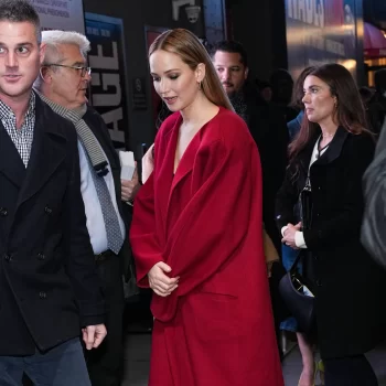 jennifer-lawrence-omarmt-de-rood-trend-met-een-feestelijke-jas-van-dit-populaire-label-279391