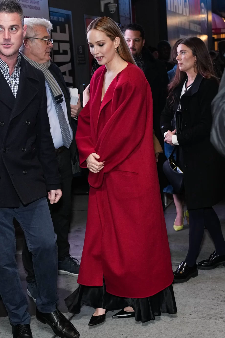 jennifer-lawrence-omarmt-de-rood-trend-met-een-feestelijke-jas-van-dit-populaire-label-279391