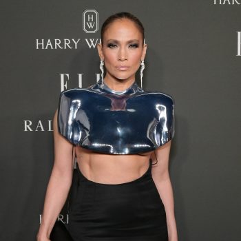 is-het-een-harnas-is-het-een-sculptuur-jlo-bevestigt-haar-iconische-stijl-door-een-borstschild-te-dragen-277800