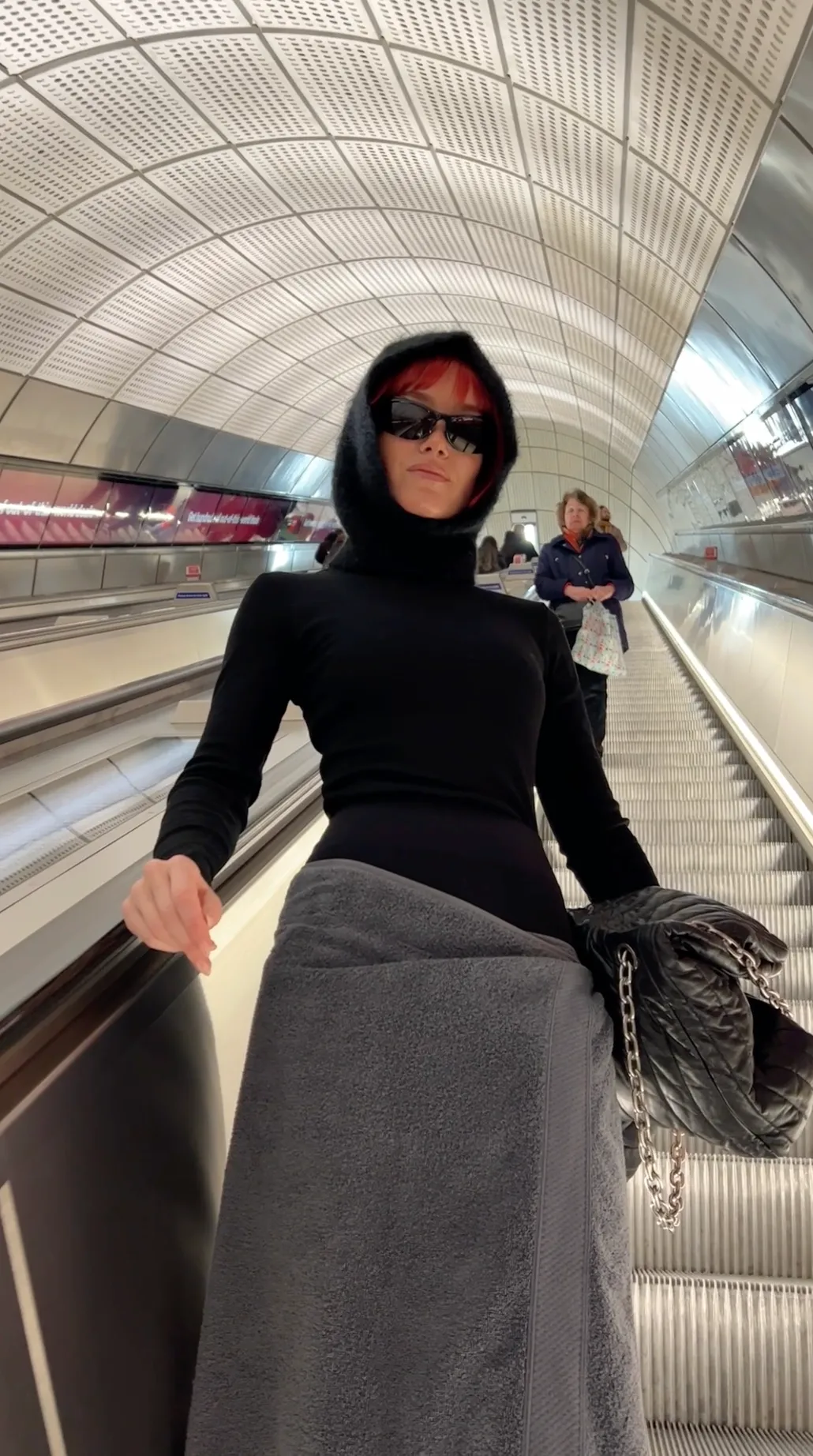 julia hobbs in balenciaga wikkelrok