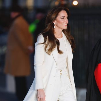 kate-middleton-verschijnt-in-winter-whites-voor-een-klassieke-kerstactiviteit-met-haar-gezin-278150