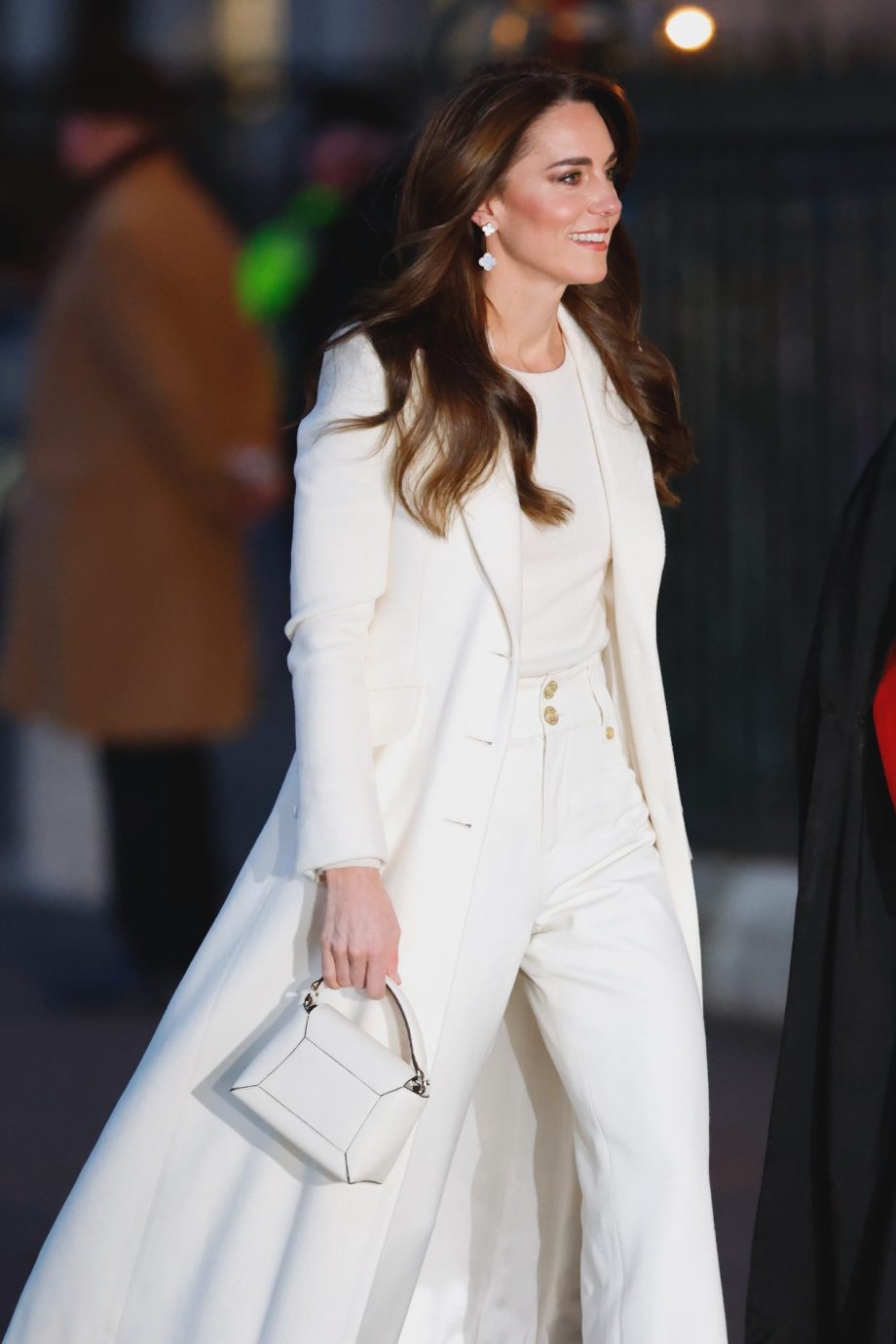 kate-middleton-verschijnt-in-winter-whites-voor-een-klassieke-kerstactiviteit-met-haar-gezin-278150