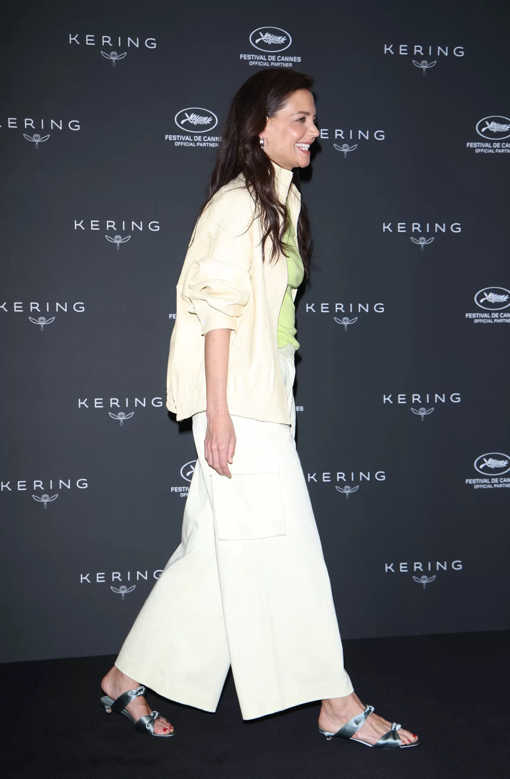 Katie Holmes draagt micro kitten heels