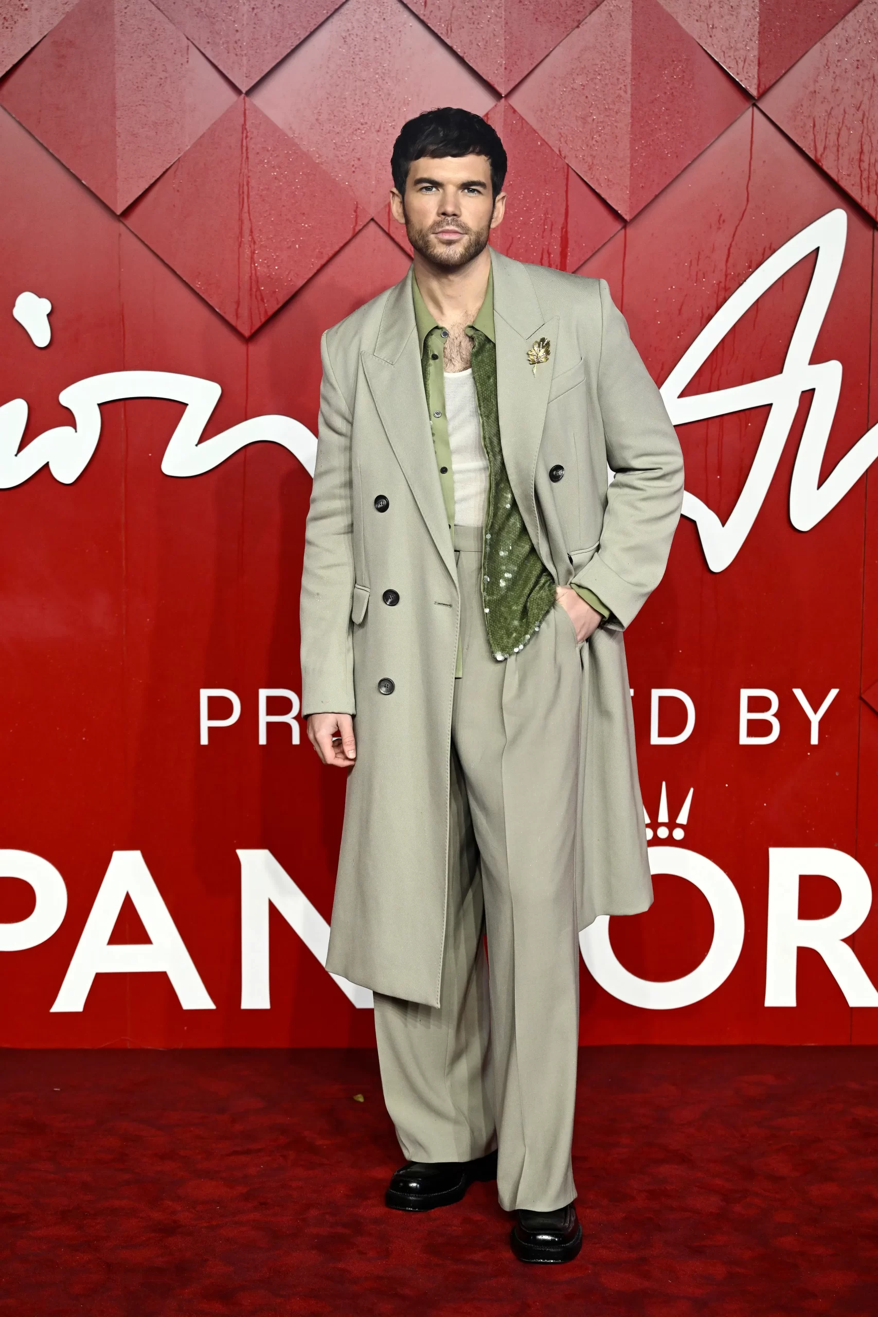Luke Newton bij de Fashion Awards 2023