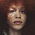 Model met een egale huid bij het artikel over vitamine C