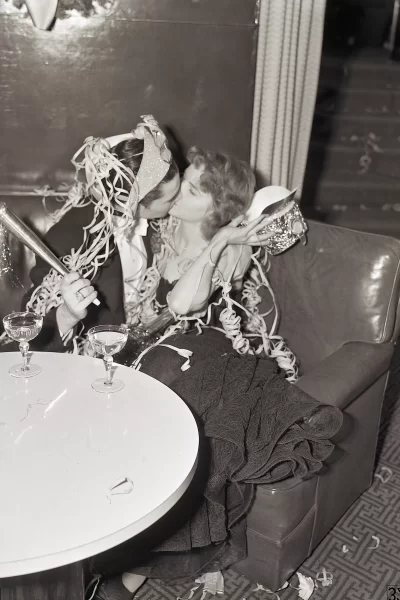 waarom-kussen-we-om-klokslag-middernacht-met-oud-en-nieuw-280022