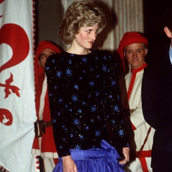 deze-feestelijke-jaren-80-jurk-van-prinses-diana-is-voor-meer-dan-1-miljoen-euro-geveild-279398