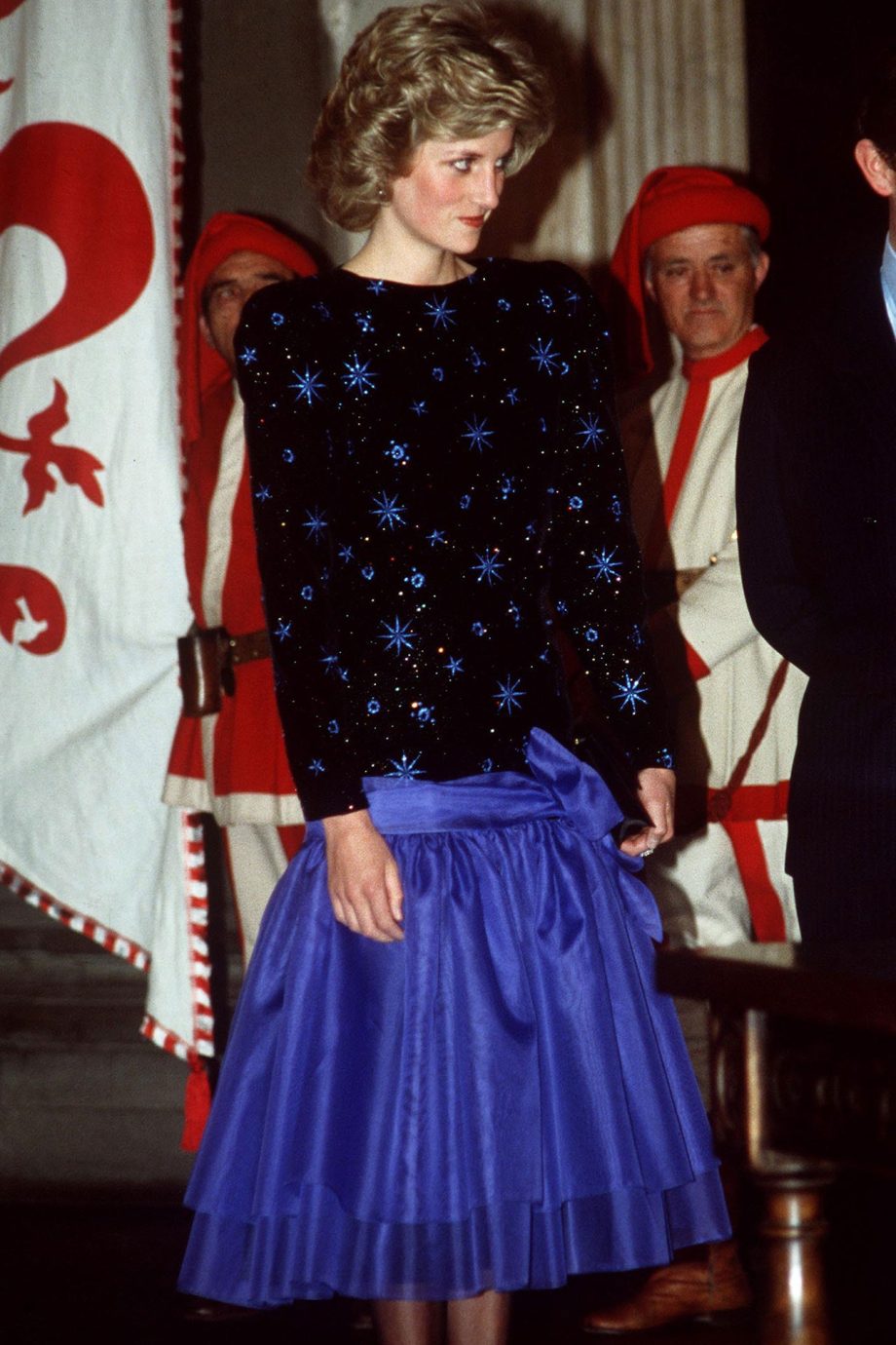 deze-feestelijke-jaren-80-jurk-van-prinses-diana-is-voor-meer-dan-1-miljoen-euro-geveild-279398