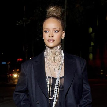 rihanna-geeft-een-coole-twist-aan-de-typische-parelkettingen-die-je-oma-zou-dragen-278404