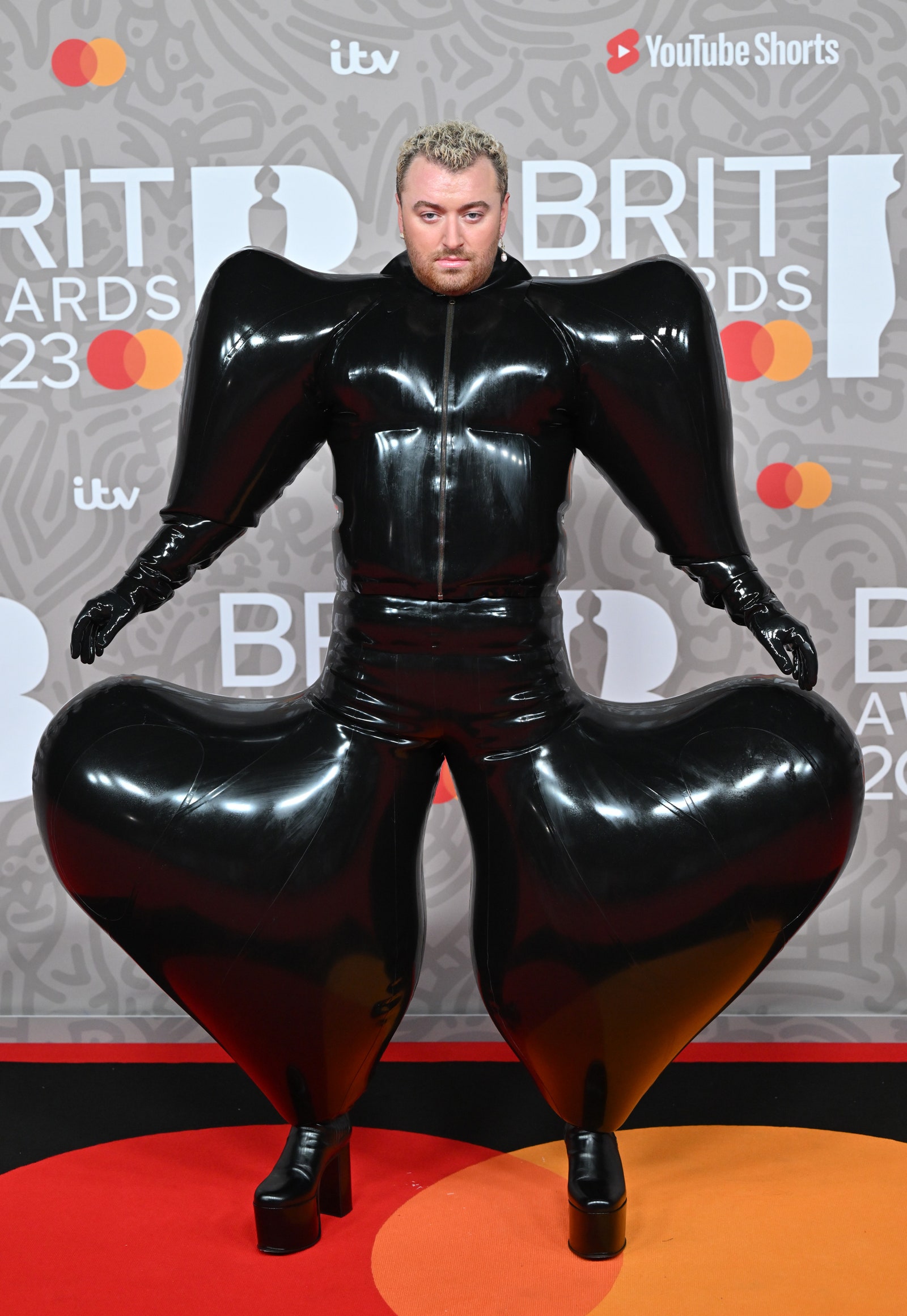 Sam Smith op de rode loper van de Brit Awards