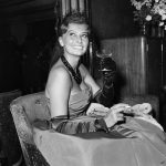 Sophia Loren drinkt een glas champagne