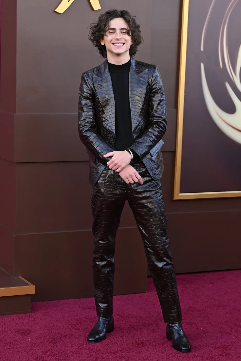 timothee-chalamet-haalt-inspiratie-uit-een-reep-chocolade-voor-zijn-wonka-premierelook-278341