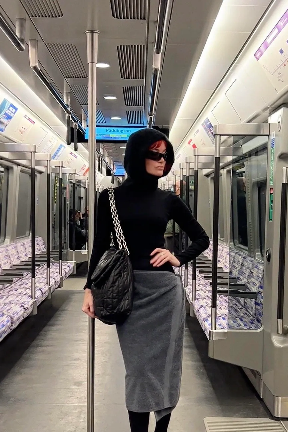 julia hobbs in winkkelrok van balenciaga